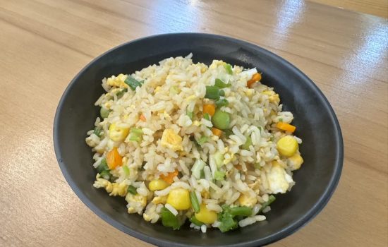 鸡蛋炒蛋 برنج تفت داده شده با تخم مرغ و  سبزیجات Fried rice with eggs and   Vegetables